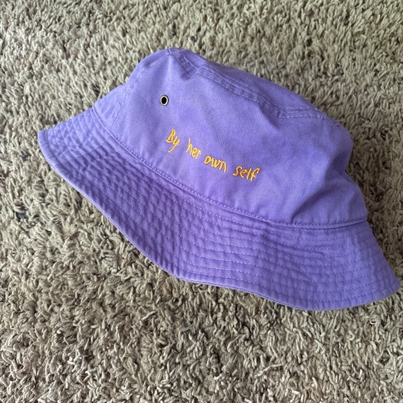 Lavender bucket hat trash girl - Picture 2 of 4